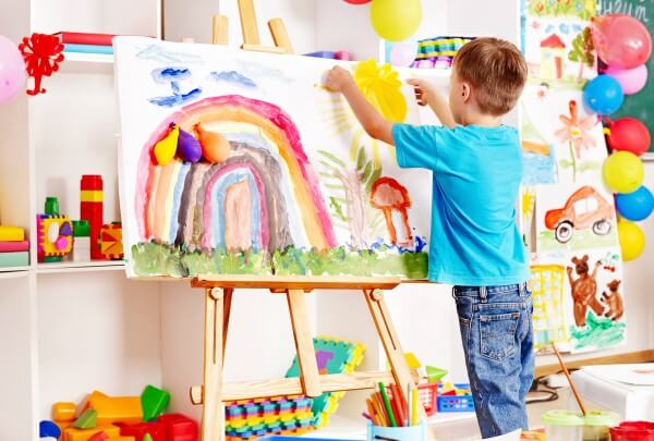 menina pintando no jardim de infância