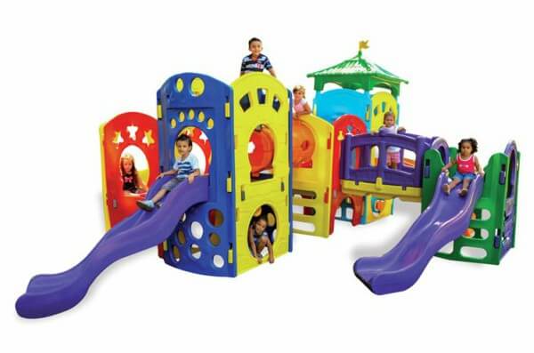 crianças brincando no playground modular fácil de montar