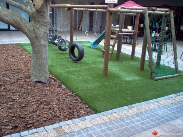playground externo com piso de grama sintética