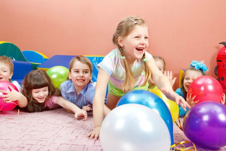 crianças brincando com balão