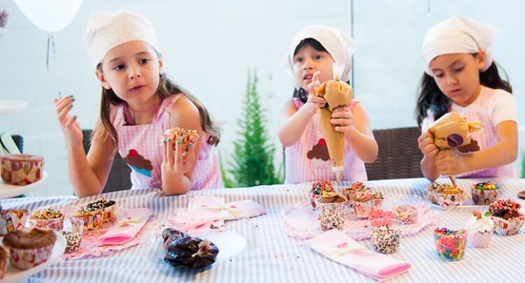 crianças fazendo aula de cupcake
