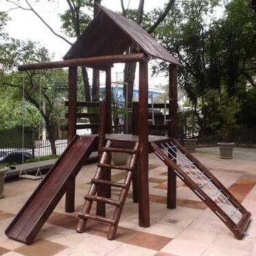 playground de tronco casa do Tarzan