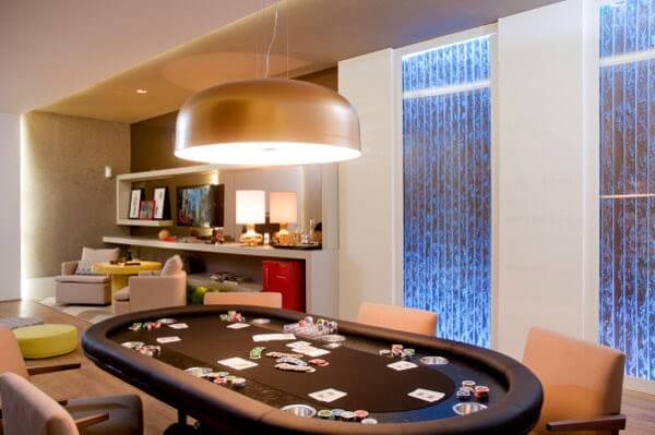 Sala de jogos com mesa profissional de poker