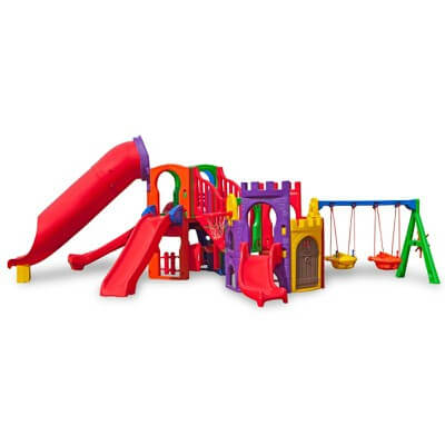 playground de plastico com muitos brinquedos