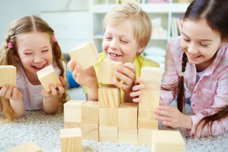 Crianças brincando com cubos de madeira
