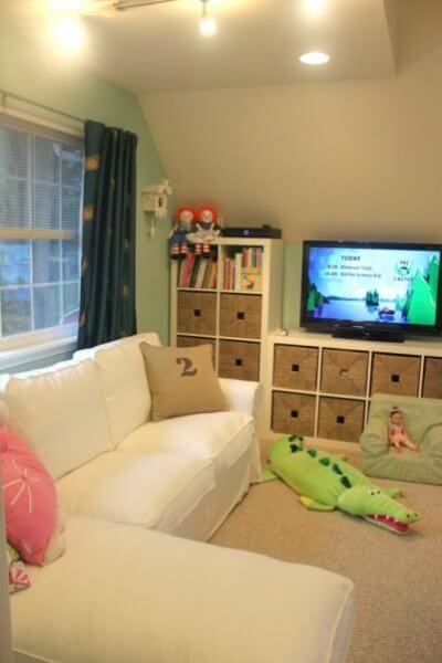 Brinquedoteca com sofá e TV