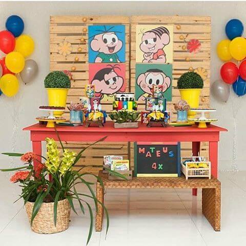 Mesa de doces infantil com decoração da turma da mônica