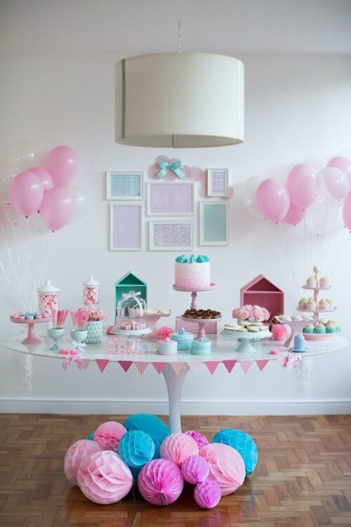 Mesa de doces com decoração minimalista
