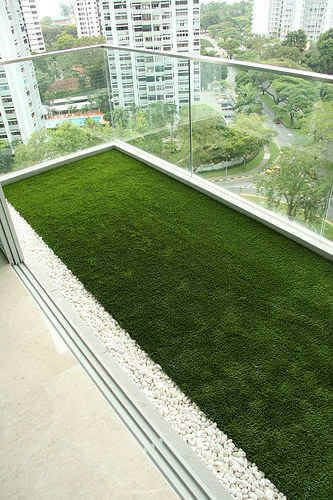 Jardim com grama sintética em apartamento