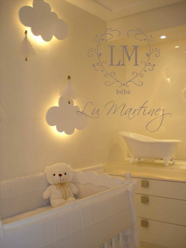 quarto branco de bebê com luminárias de nuvens