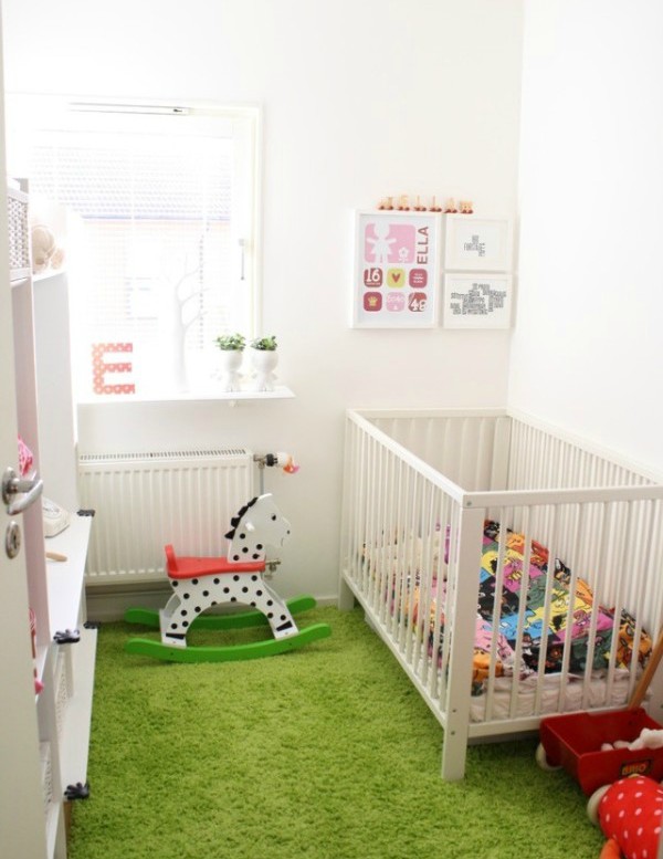 quarto branco de bebê com grama sintética