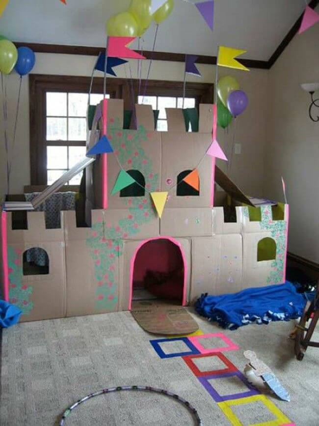 Castelo de princesa feito com caixas de papelão