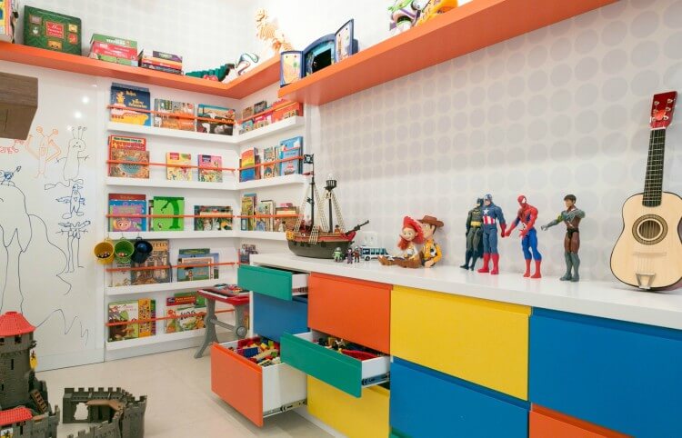 Brinquedoteca infantil com armário colorido e brinquedos