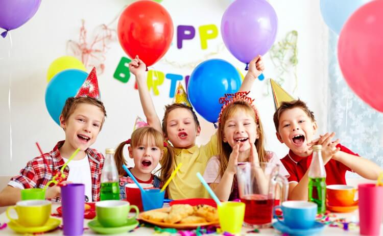 Crianças em festa de aniversário