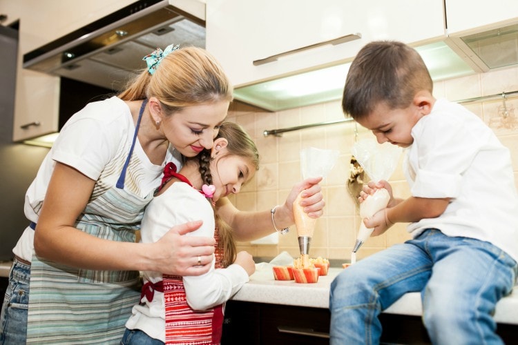 Mãe e filhos cozinhando