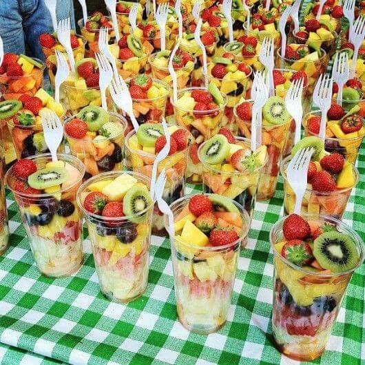 Copos plásticos com salada de frutas