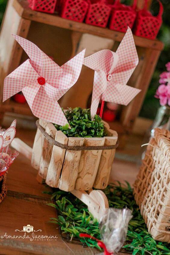 Vaso artesanal de plantas com catavento de papel rosa 