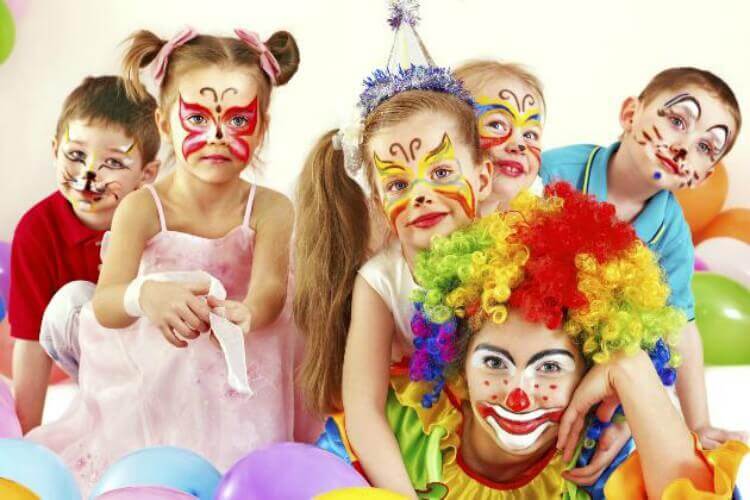 Crianças fantasiadas para o carnaval e palhaço