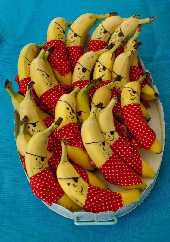 Bandeja com bananas decoradas em festa infantil