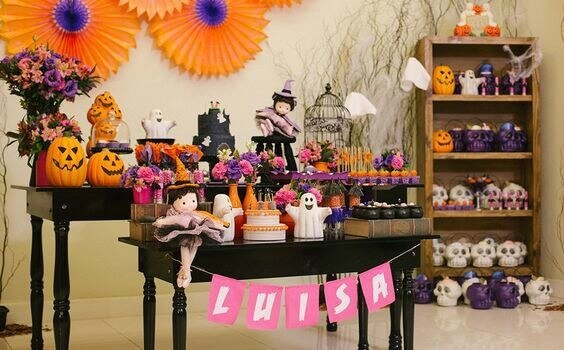 Mesa de comidas em aniversário infantil com temática do Halloween