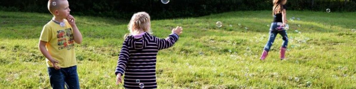 Atividades de férias para crianças: 4 ideias para brincar dentro ou fora de casa