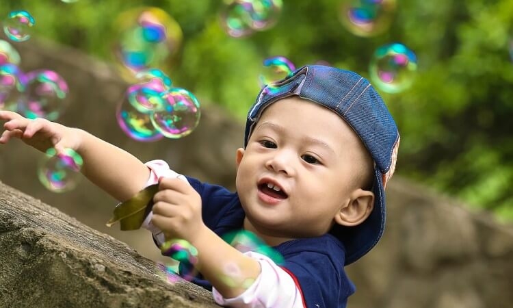 criança brincando com bolha
