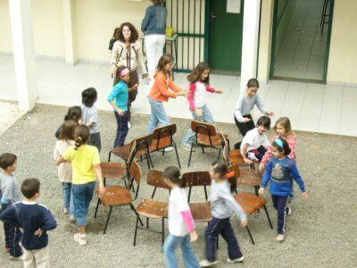 Crianças brincando com a dança das cadeiras