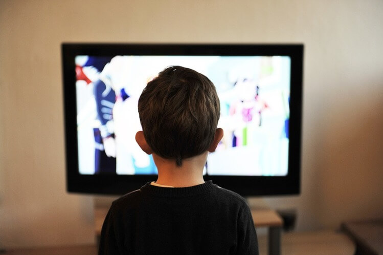 Criança assistindo desenho animado na TV