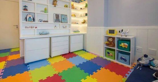 Quarto infantil com piso de EVA colorido