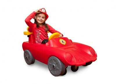Menina dirigindo carrinho Carrinho conversível para crianças