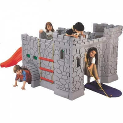 Crianças brincando em castelo medieval de brinquedo