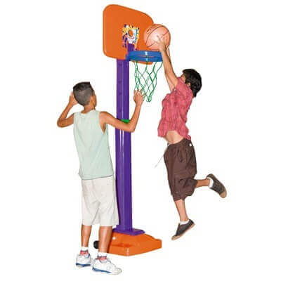 Dois meninos jogando em tabela de baskett boll