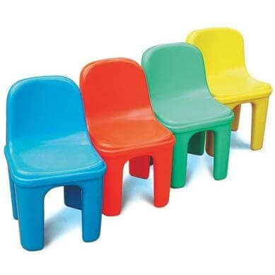 Quatro cadeiras plásticas coloridas da marca Petit