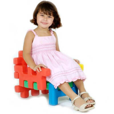 Cadeira infantil de montar e desmontar colorida com menina sentada