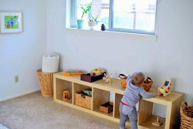 Bebê em espaço adaptado ao método Montessori