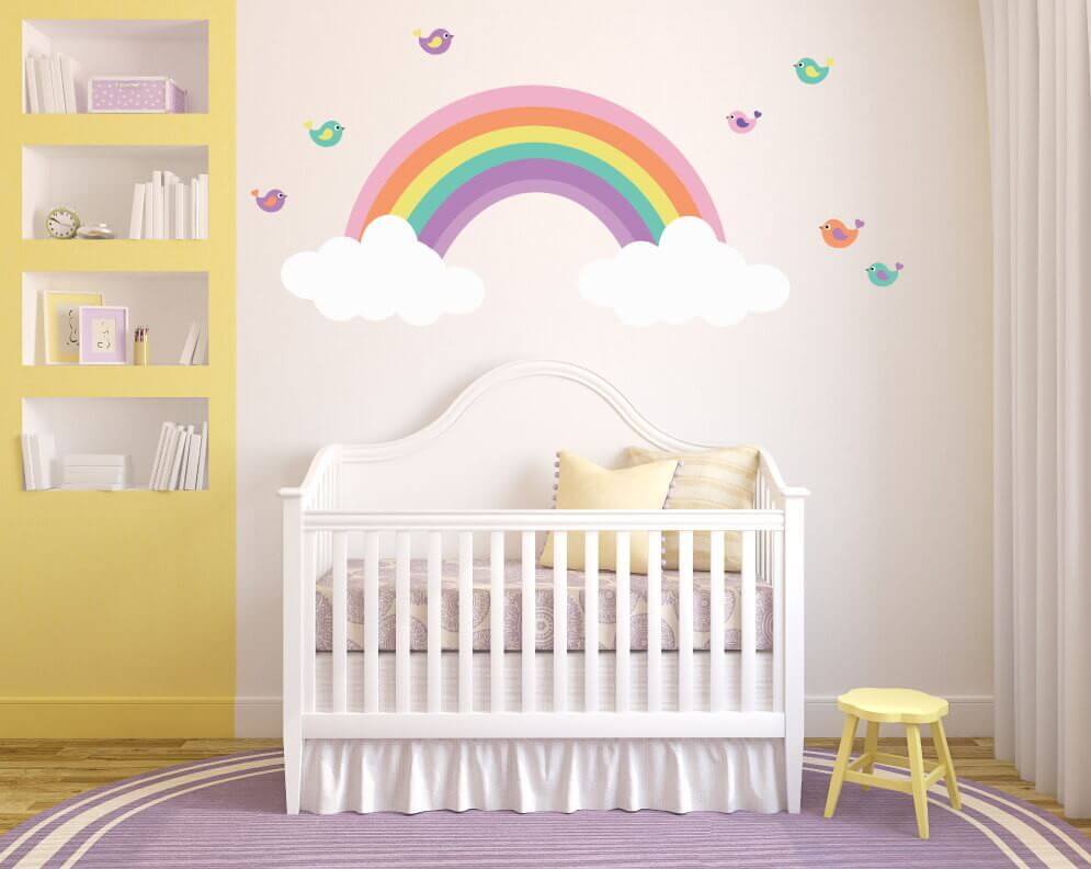 Quarto de bebê com adesivo de arco-íris