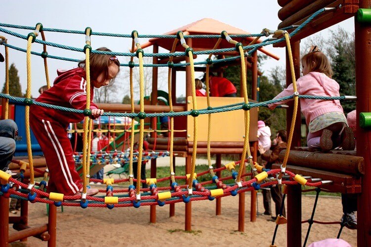 Crianças brincando em playground