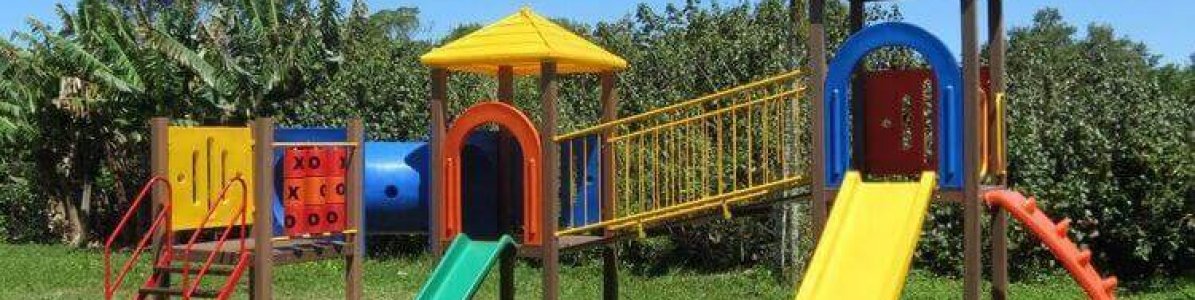 Qual playground é mais seguro para crianças pequenas?