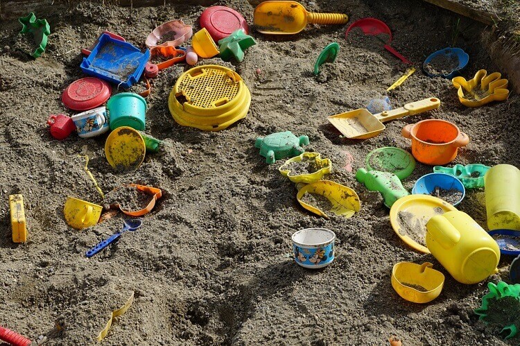 Brincar na areia é uma atividade que as crianças amam!