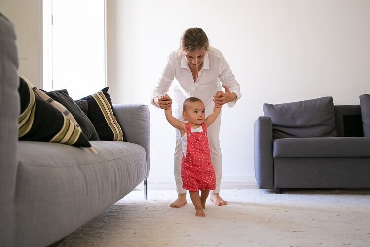 Aprenda aqui o que fazer para estimular o bebê a andar