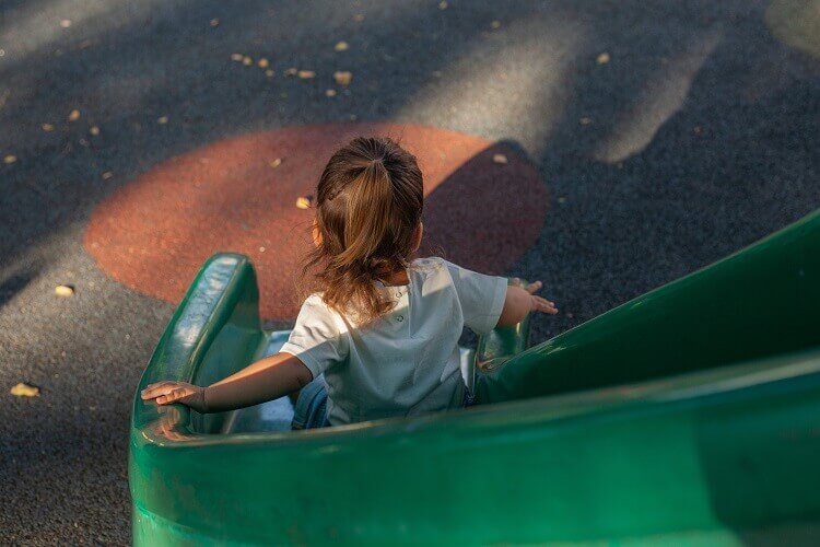 Saiba como evitar acidentes no playground e garantir a segurança das crianças durante as brincadeiras!