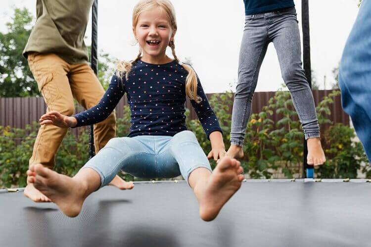 Você sabia que o pula pula infantil tem muitos benefícios para os pequenos? Venha aprender mais sobre esse brinquedo!