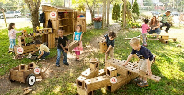 crianças brincando em playground com manutenção em dia