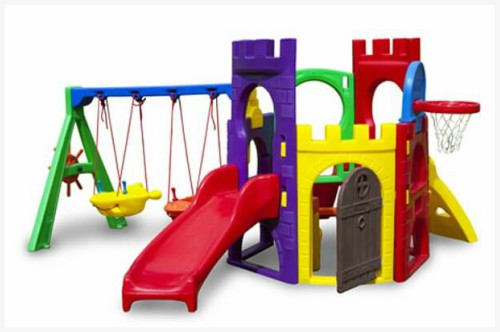 playground colorido de plástico