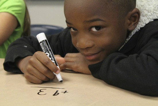 Criança estudando matemática
