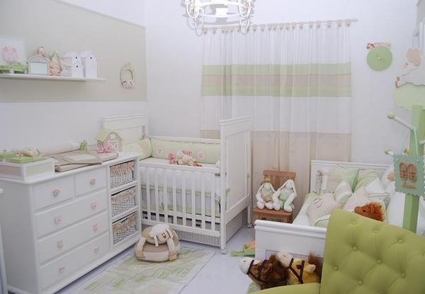 quarto de bebê com tom branco com verde claro