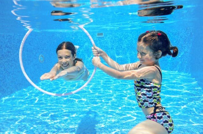 Brincadeiras nas piscina para crianças 
