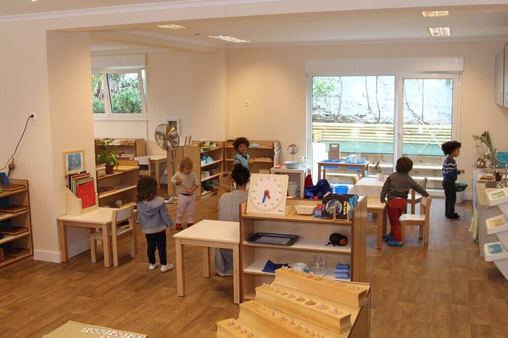 Crianças em espaço adaptado ao Método Montessori