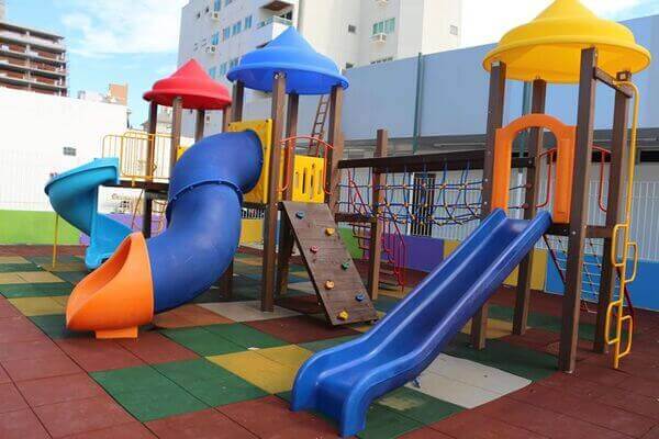 Playground de plástico em espaço recreativo
