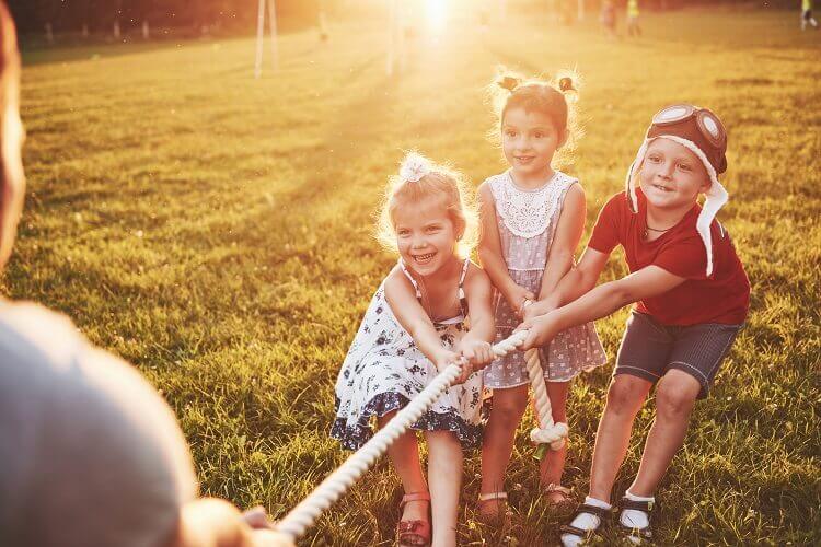 As brincadeiras em grupo são ótimas para crianças, por isso, saiba aqui quais as melhores atividades!